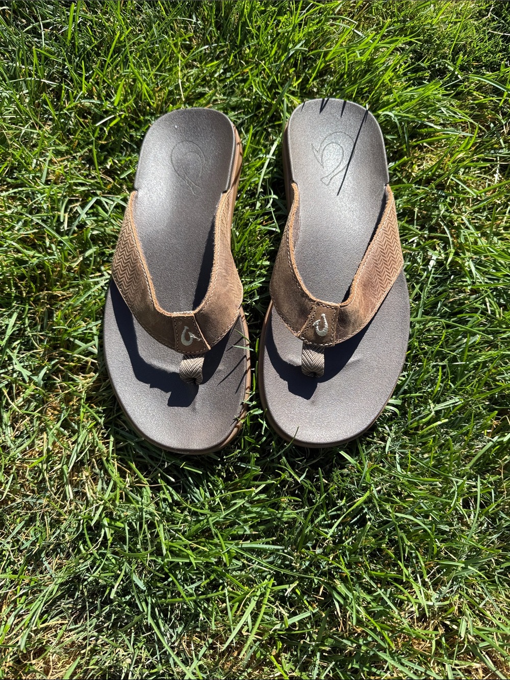 OluKai Men’s Brown Suede Thong Sandals
